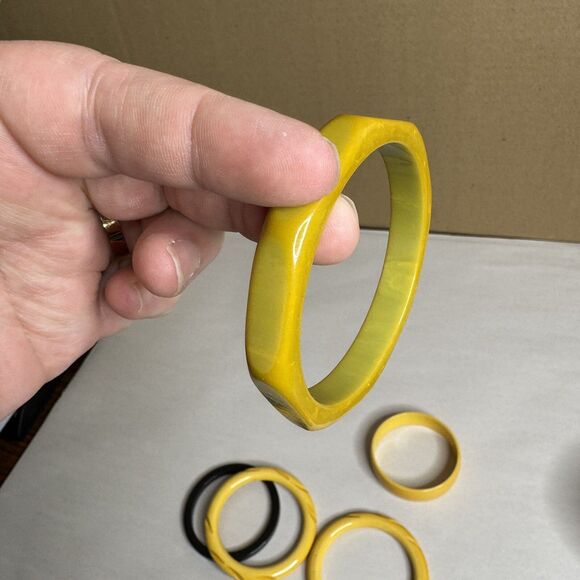 Vtg Bakelite Bangle Bracelets Craved Yellow Green TESTED MCM Retro Spacer Corn - Picture 6 of 16